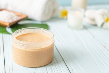 Ahşap zemin üzerine kurulmuş kaplıca tedavileri - Güzellik konsepti