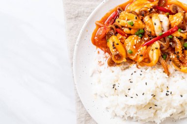 tavada kızartılmış ahtapot veya kalamar ve pirinç - Kore yemeği tarzı ile Kore baharatlı hamur (osam bulgogi)