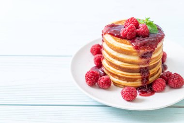 Taze ahududu ve frambuaz sos ile gözleme