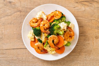 karides - sağlıklı gıda tarzı ile tavada kızartılmış karışık sebze