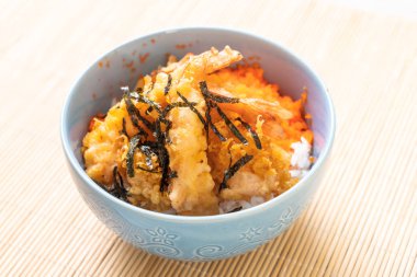 karides tempura pirinç kase karides yumurta ve yosun - Japon gıda tarzı