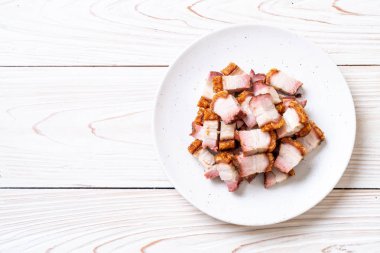 Kıtır kıtır domuz eti mi yoksa kızarmış domuz eti mi?