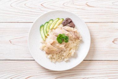 Hainanese tavuklu pilav ya da haşlanmış tavuklu pilav - Asya gıda tarzı