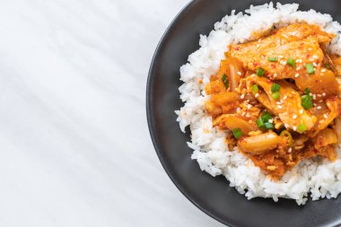 Pirinçli kimchi ve domuz kızartması. Kore usulü.