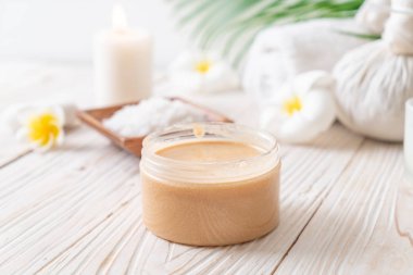 Ahşap zemin üzerine kurulmuş kaplıca tedavileri - Güzellik konsepti