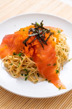 spagetti ile füme somon ve karides yumurta - füzyon gıda tarzı