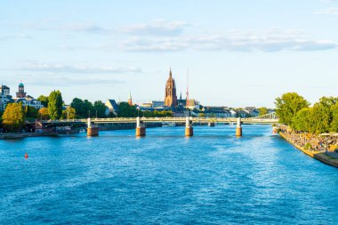 Frankfurt am Main manzarası twilight saat sırasında.