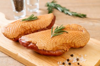 taze çiğ ördek göğsü malzemelerle ahşap tahta üzerinde