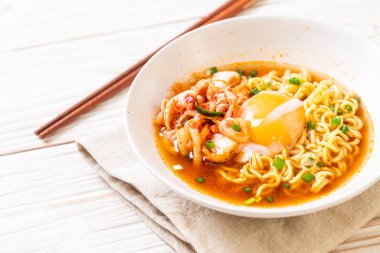 Kimchi ve yumurta - Korece ramen tarzı ile Kore anlık erişte