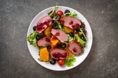 Izgara ördek göğsü sebze salatası ile