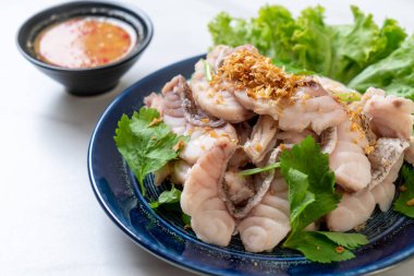 Soslu ve sebzeli haşlanmış balık sosu.