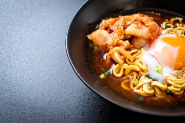 Kimchi ve yumurta - Korece ramen tarzı ile Kore anlık erişte