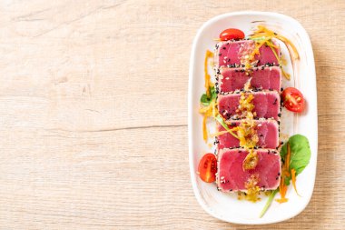 Taze orkinos ile baharatlı salata sosu - ham sağlıklı gıda