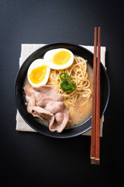domuz eti ve yumurta - Japon tarzı ile TONKOTSU ramen erişte