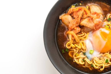 Kimchi ve beyaz arka plan üzerinde izole yumurta ile Kore anlık erişte