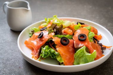 Füme somon salata - sağlıklı gıda tarzı