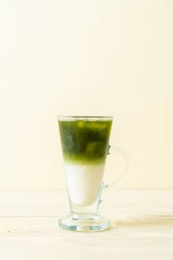 Buzlu kibrit yeşil sütlü latte.