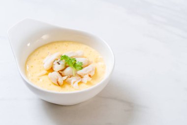 Çiğ yengeçli haşlanmış yumurta.