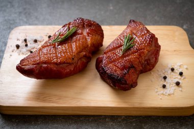 Kızarmış ördek göğsü ahşap tahta üzerinde