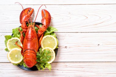 taze Haşlanmış istakoz sebze ve limon ile