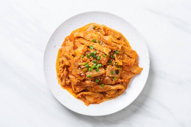 Kore usulü kimchi ile kızartılmış domuz eti.