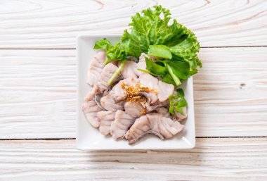 Soslu ve sebzeli haşlanmış balık sosu.