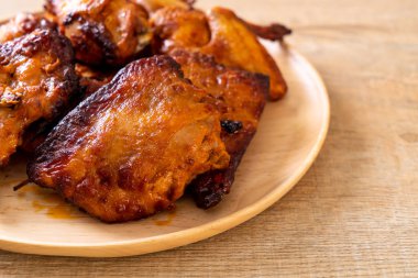 Masada ızgara ve ızgara tavuk.