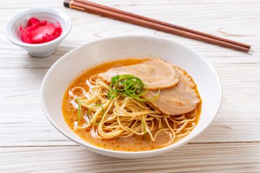 chaashu domuz eti - Japon tarzı ile TONKOTSU ramen erişte