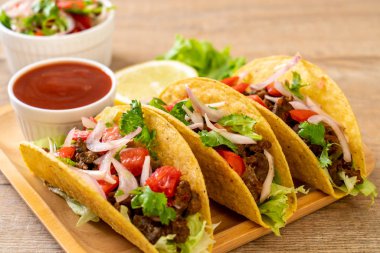 Meksika usulü et ve sebzeli taco.