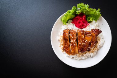 tepesinde ekmek kapısı üzerinde teriyaki soslu ızgara tavuk