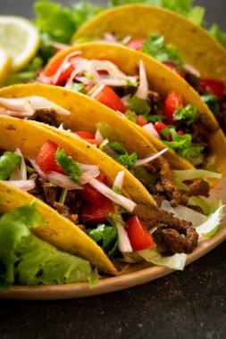 Meksika usulü et ve sebzeli taco.