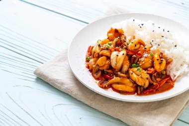 tavada kızartılmış ahtapot veya kalamar ve pirinç - Kore yemeği tarzı ile Kore baharatlı hamur (osam bulgogi)