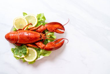 taze Haşlanmış istakoz sebze ve limon ile