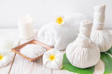 Spa bitkisel top mum ve orkide - güzellik kavramı ile sıkıştırma