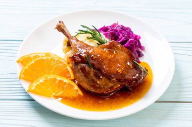 Portakal soslu biftek kızarmış ördek bacak