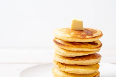 tereyağı ve bal ile krep yığını