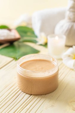 Ahşap zemin üzerine kurulmuş kaplıca tedavileri - Güzellik konsepti