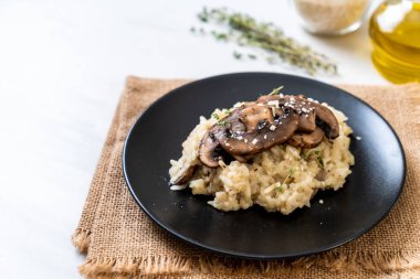Mantar ve peynir ile ev yapımı risotto