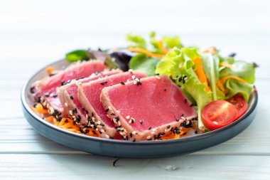 Taze ton balığı ve sebze salatası. Sağlıklı yemek.