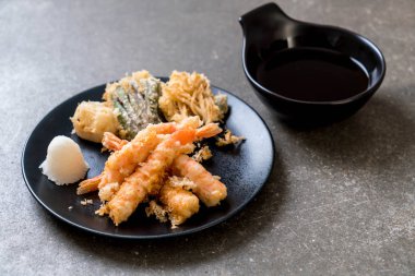 karides tempura (hırpalanmış kızarmış karides) sebze - Japon gıda tarzı