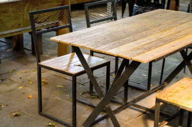 boş ahşap masa ve sandalye