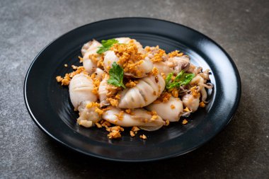 Kızarmış kalamar ya da tabakta sarımsak olan ahtapot.