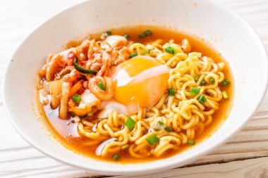 Kimchi ve yumurta - Korece ramen tarzı ile Kore anlık erişte
