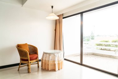 Boş masa ve sandalye oturma odası iç dekorasyonda