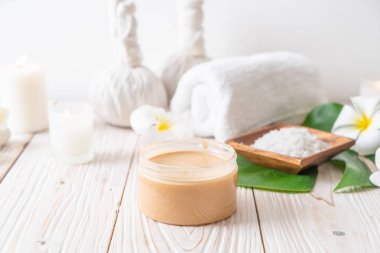 Ahşap zemin üzerine kurulmuş kaplıca tedavileri - Güzellik konsepti