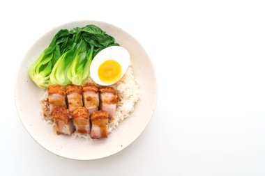 Beyaz arka plan üzerinde - Asya gıda tarzı izole tepesinde pirinç gevrek domuz yağı