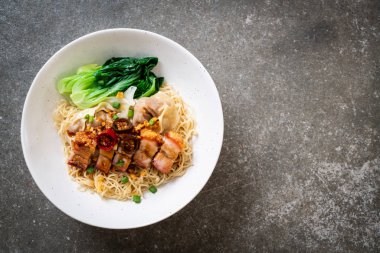 gevrek domuz yağı ve mantı - Asya gıda tarzı ile yumurta şehriye çorbası