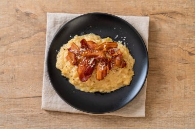 Çıtır pastırmalı ve peynirli risotto.