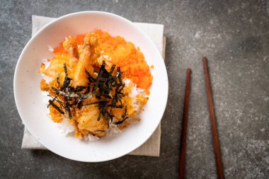 karides tempura pirinç kase karides yumurta ve yosun - Japon gıda tarzı