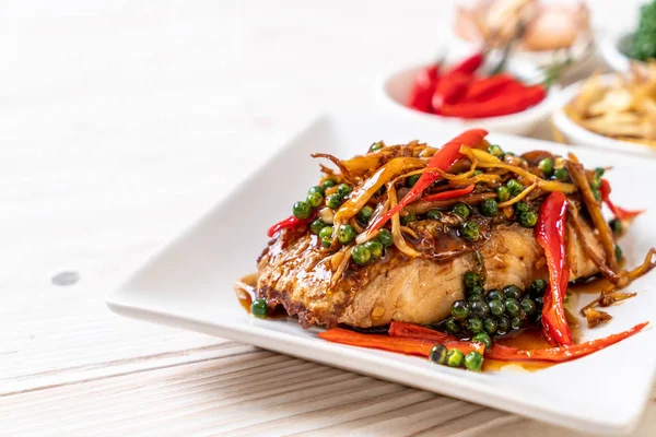 Gebratene Gewürze Und Kräuter Mit Zackenbarschfilet Thai Food Style — Stockfoto